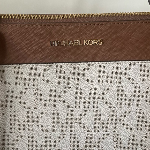 Michael Kors Shoulder Bag❗️CLOSET CLEAR OUT❗️PRICED TO SELL - Picture 9 of 11